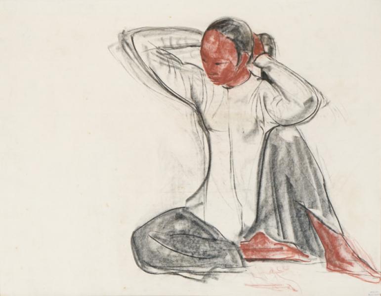 Jeune vietnamienne assise se coiffant